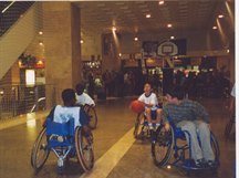 Demonstração de Basquetebol com jovens no Olivais Shopping em Lisboa